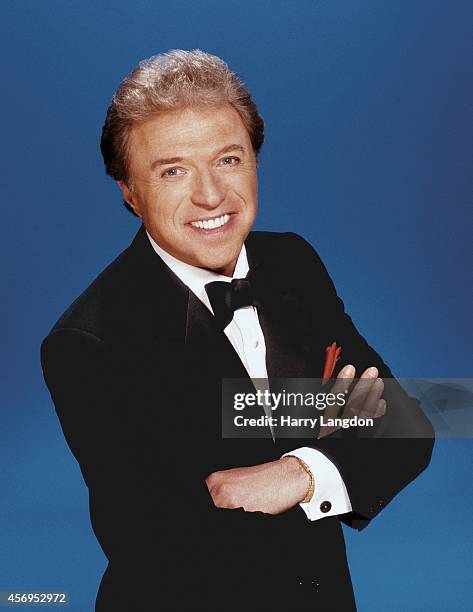 Singer Steve Lawrence poses for a portrait in 1990 in Los Angeles, California.