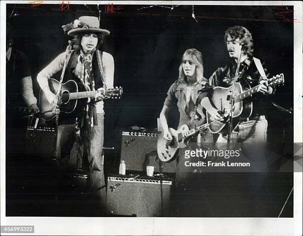 His rolling thunder revue making its way toward New York, Bob Dylan last night took centre stage before 16,000 people at Gardens, accompanied by a...
