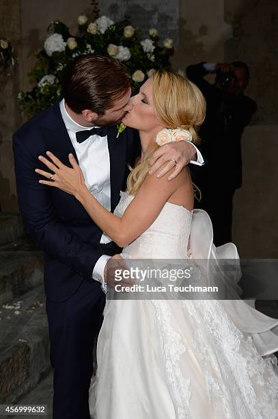Michelle Hunziker and her new husband Tomaso Trussardi kiss after their wedding at Palazzo della Ragione on October 10, 2014 in Bergamo, Italy.