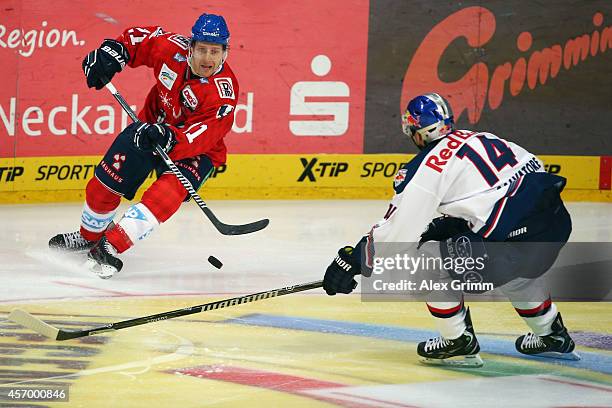 Andrew Joudrey of Mannheim is challenged by Jon DiSalvatore of Muenchen during the DEL match between Adler Mannheim and EHC Red Bull Muenchen at SAP...