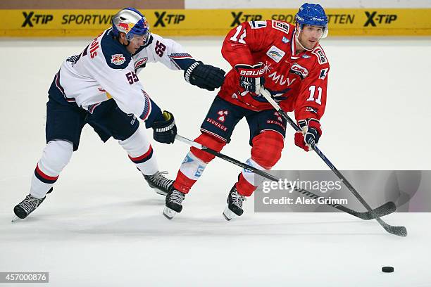 Andrew Joudrey of Mannheim is challenged by Tim Bender of Muenchen during the DEL match between Adler Mannheim and EHC Red Bull Muenchen at SAP Arena...