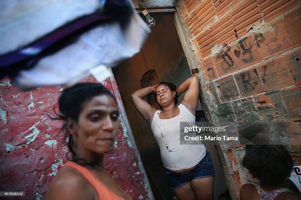Mare Favela Remains Occupied Ahead Of Presidential Elections