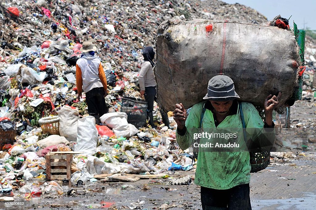 Indonesian scavengers collect plastics for recycling at Bantar Gebang