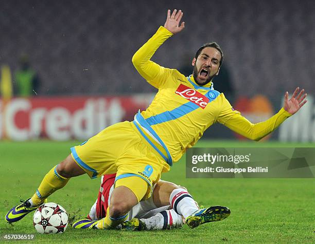 Gonzalo Igain of Napoli and Tomas Rosicky of Arsenal in action during the UEFA Champions League Group F match between SSC Napoli and Arsenal at...