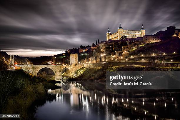 toledo desde el tajo - provincie-toledo stockfoto's en -beelden