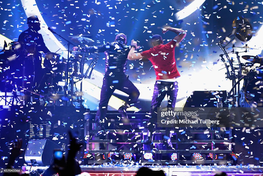 Enrique Iglesias & Pitbull Perform At The Staples Center