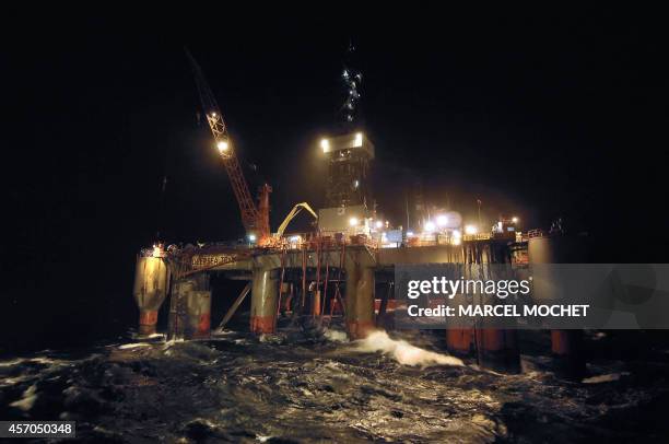 Photo datée du 15 janvier 2007 d'une plateforme pétrolière durant une tempête en Mer de Norvège. AFP PHOTO MARCEL MOCHET