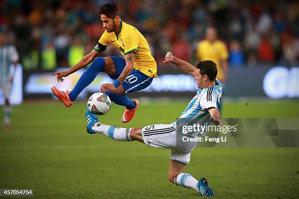 Neymar of Brazil competes the ball with Demichelis of Argentina during Super Clasico de las Americas between Argentina and Brazil at Beijing National...