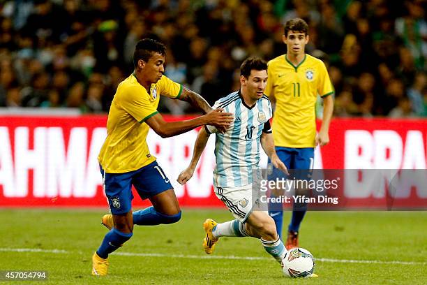 Luiz Gustavo of Brazil and Lionel Messi of Argentina battle for the ball during a match between Argentina and Brazil as part of 2014 Superclasico de...