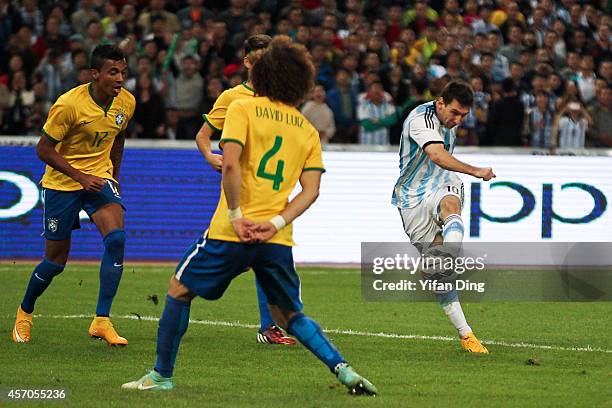 Lionel Messi of Argentina shoots the ball during a match between Argentina and Brazil as part of 2014 Superclasico de las Americas at Bird Nest...