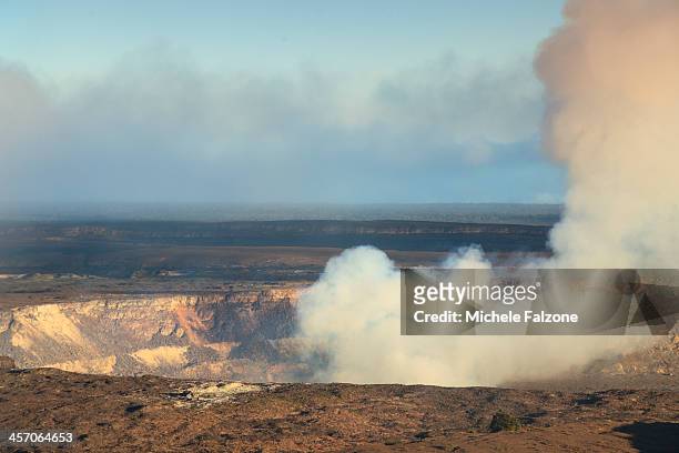 hawaii, volcanoes national park - cratera de halemaumau - fotografias e filmes do acervo