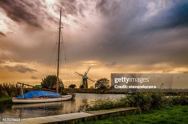 autumn sunset on the river thurne, norfolk broads - norfolk east anglia - fotografias e filmes do acervo