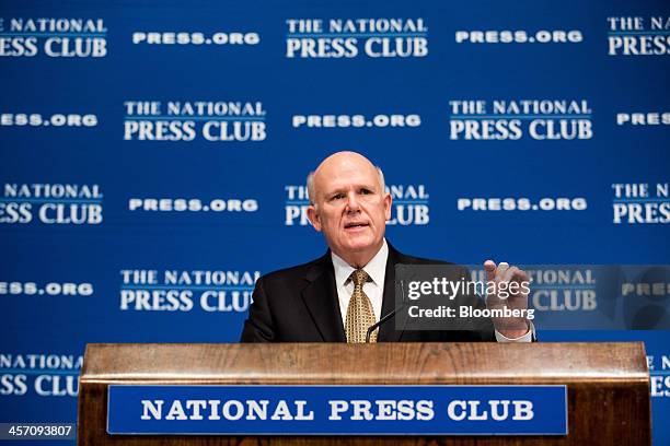 Dan Akerson, chief executive officer of General Motors Co., speaks at the National Press Club in Washington, D.C., U.S., on Monday, Dec. 16, 2013....