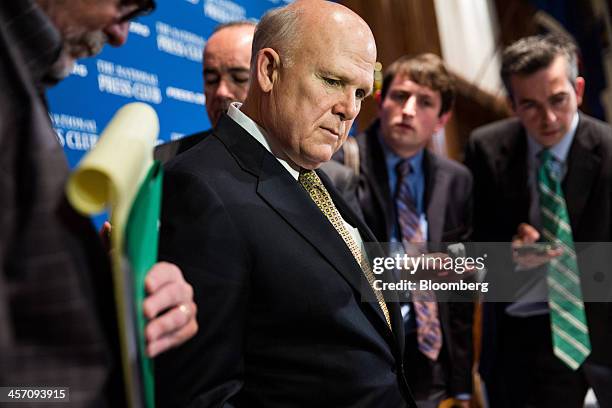 Dan Akerson, chief executive officer of General Motors Co., speaks with reporters after making remarks at the National Press Club in Washington,...