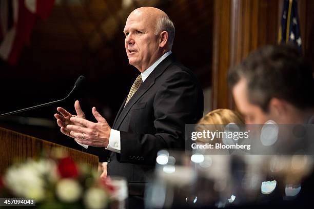 Dan Akerson, chief executive officer of General Motors Co., speaks at the National Press Club in Washington, D.C., U.S., on Monday, Dec. 16, 2013....