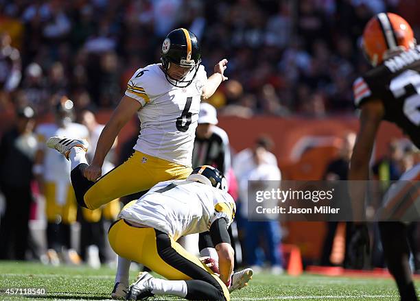 Shaun Suisham of the Pittsburgh Steelers kicks a 20 yard field goal during the first quarter against the Cleveland Browns at FirstEnergy Stadium on...