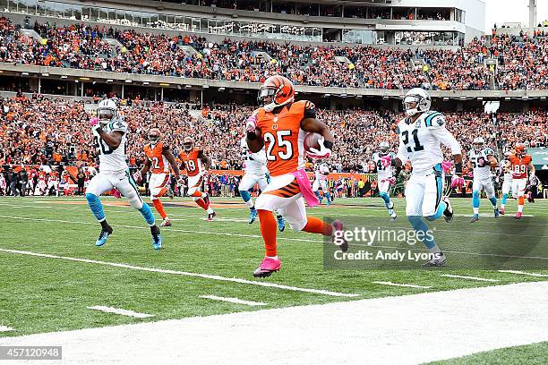 Giovani Bernard of the Cincinnati Bengals outruns Thomas DeCoud of the Carolina Panthers and Antoine Cason of the Carolina Panthers to score on an 89...