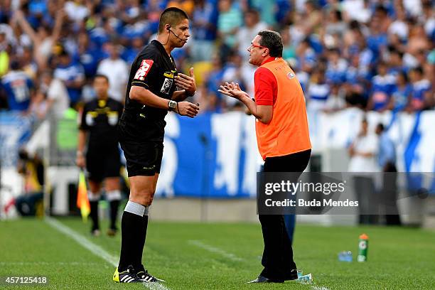 Head coach Vanderlei Luxemburgo of Flamengo talks with referee during a match between Flamengo and Cruzeiro as part of Brasileirao Series A 2014 at...