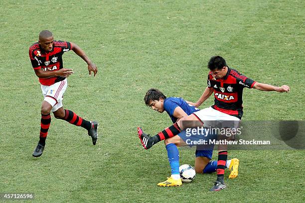 Marcelo Moreno of Cruzeiro struggles for control of the ball against Marcelo and Víctor Cáceres of Flemengo during a match between Flamengo and...