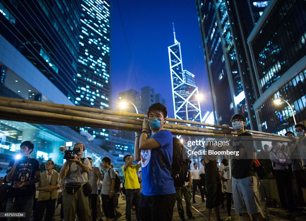Mobs Confront Hong Kong Protesters Near Business District