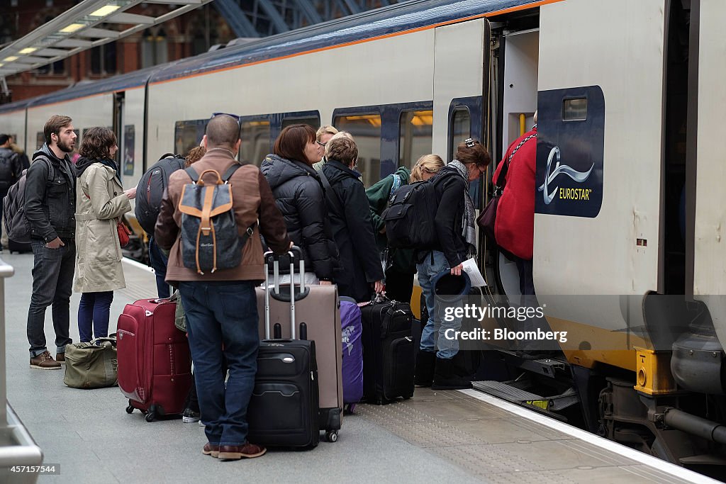 oorsprong Zus voor het geval dat Passengers stand with their luggage as they wait to board a Eurostar...  News Photo - Getty Images