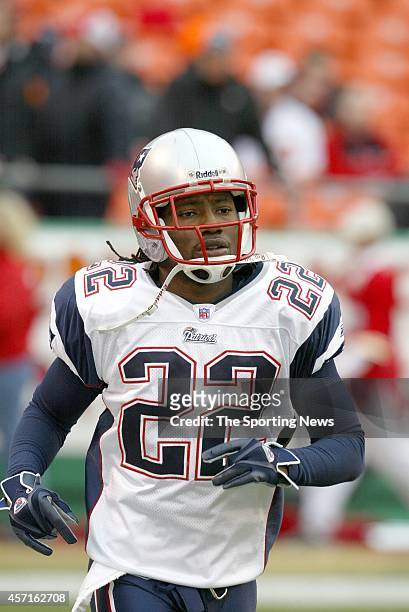 Asante Samuel of the New England Patriots participate in warm-up before a game against the Kansas City Chiefs on November 27, 2005 at Arrowhead...