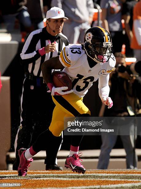 Kick returner Dri Archer of the Pittsburgh Steelers returns a kickoff during a game against the Cleveland Browns on October 12, 2014 at FirstEnergy...