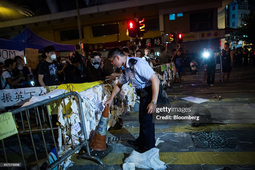 Mobs Confront Hong Kong Protesters Near Business District