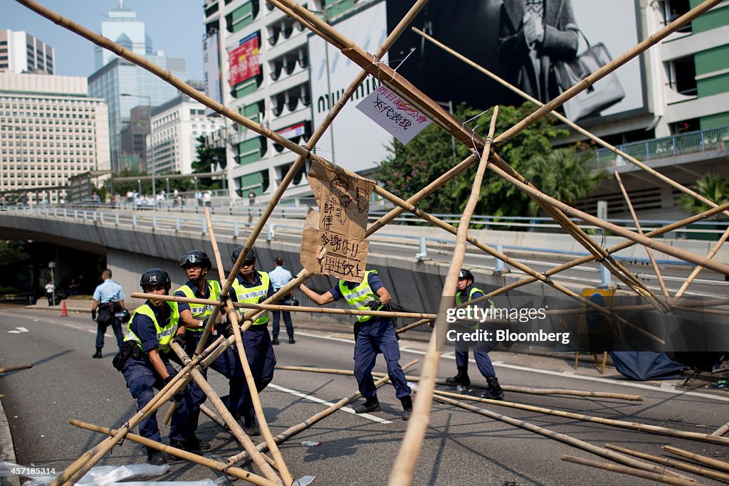 Police Remove Barricades to Shrink Democracy Protest Site