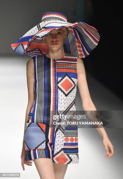 Model displays a creation by Japanese designer Ritsuko Shirahama of her 2015 spring/summer collection during Tokyo Fashion Week on October 14, 2014....