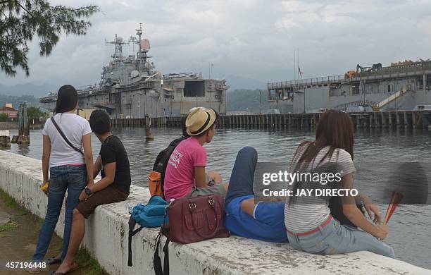 Students look at USS Peleliu and USS Germantown in the northern port city of Olongapo on Octobar 14, 2014. The two ships were in the Philippines for...