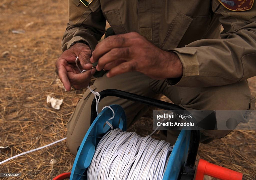 Kurdish peshmerga prepares a mechanism to defuse land mines laid by ISIL