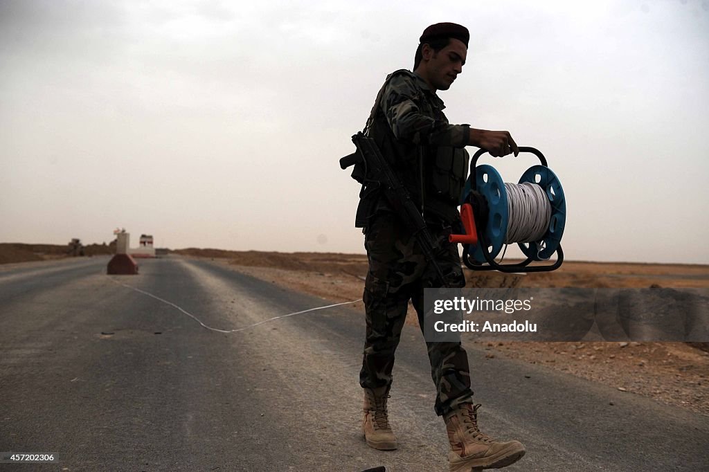 Kurdish peshmerga prepares a mechanism to defuse land mines laid by ISIL