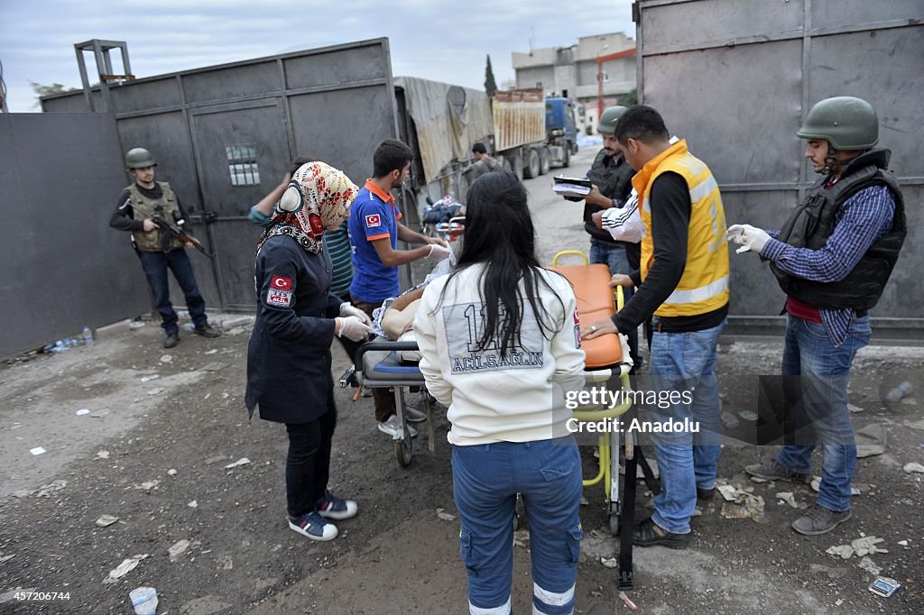 Wounded Syrian Kurds cross into Turkey