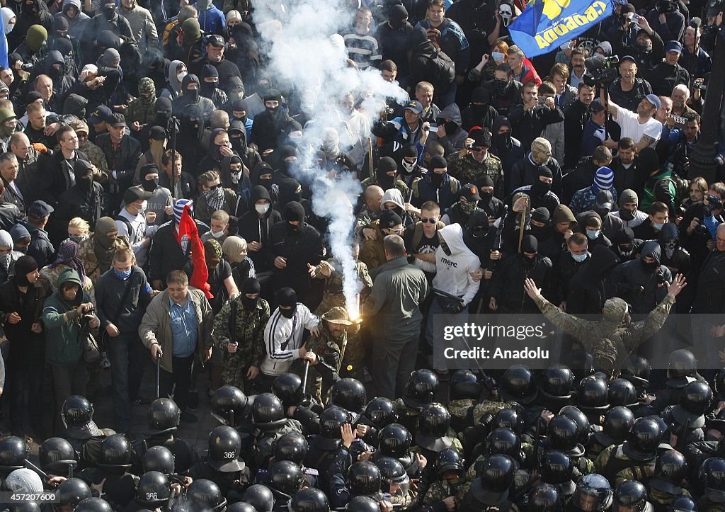 Clashes erupt outside Ukraine's parliament in Kiev