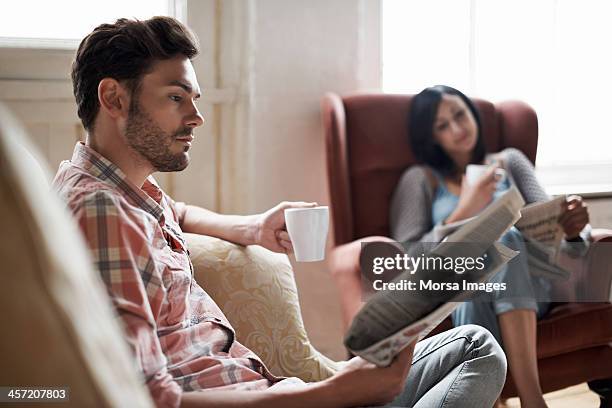 couple at home reading - coffee and news paper foto e immagini stock