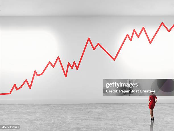 woman looking up at zig zag line in gallery - london private preview of the 2011 pavilion of art design stockfoto's en -beelden