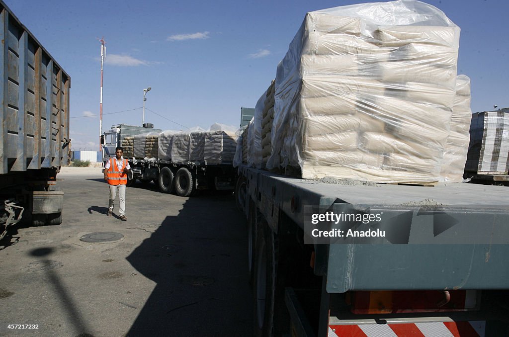 Trucks carrying construction materials cross Karam Abu Salem