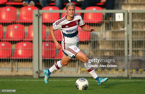 Vanessa Buerki of Muenchen controles the ball during the Allianz Frauen-Bundesliga match between Bayer 04 Leverkusen and FC Bayern Muenchen at...