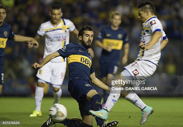 Argentina's Boca Juniors defender Mariano Echeverria vies for the ball with Paraguay's Deportivo Capiata forward Oscar Ruiz during their Copa...