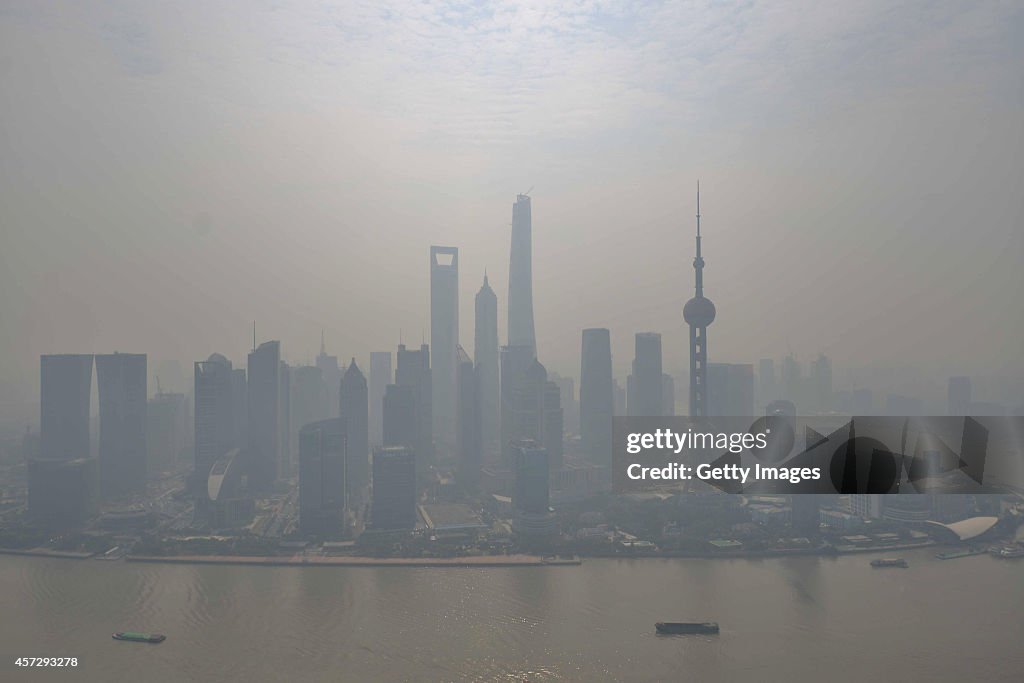 Heavy Smog Hits Shanghai