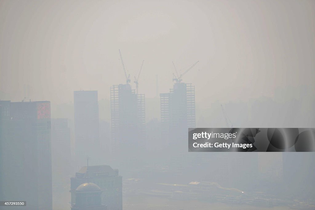 Heavy Smog Hits Shanghai