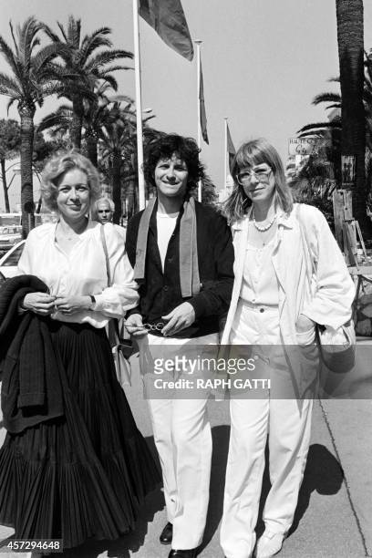 Picture taken on May 1981 in Cannes, shows French actress Marie Dubois, French actor Francis Huster and Swedish photographer Ewa Rudling posing...