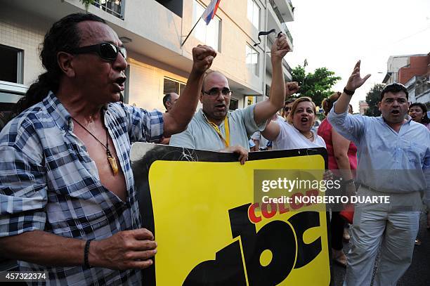 Paraguay's ABC Color newspaper journalists protest on October 16, 2014 in Asuncion against the murder of their colleague Pablo Medina, shot dead by...