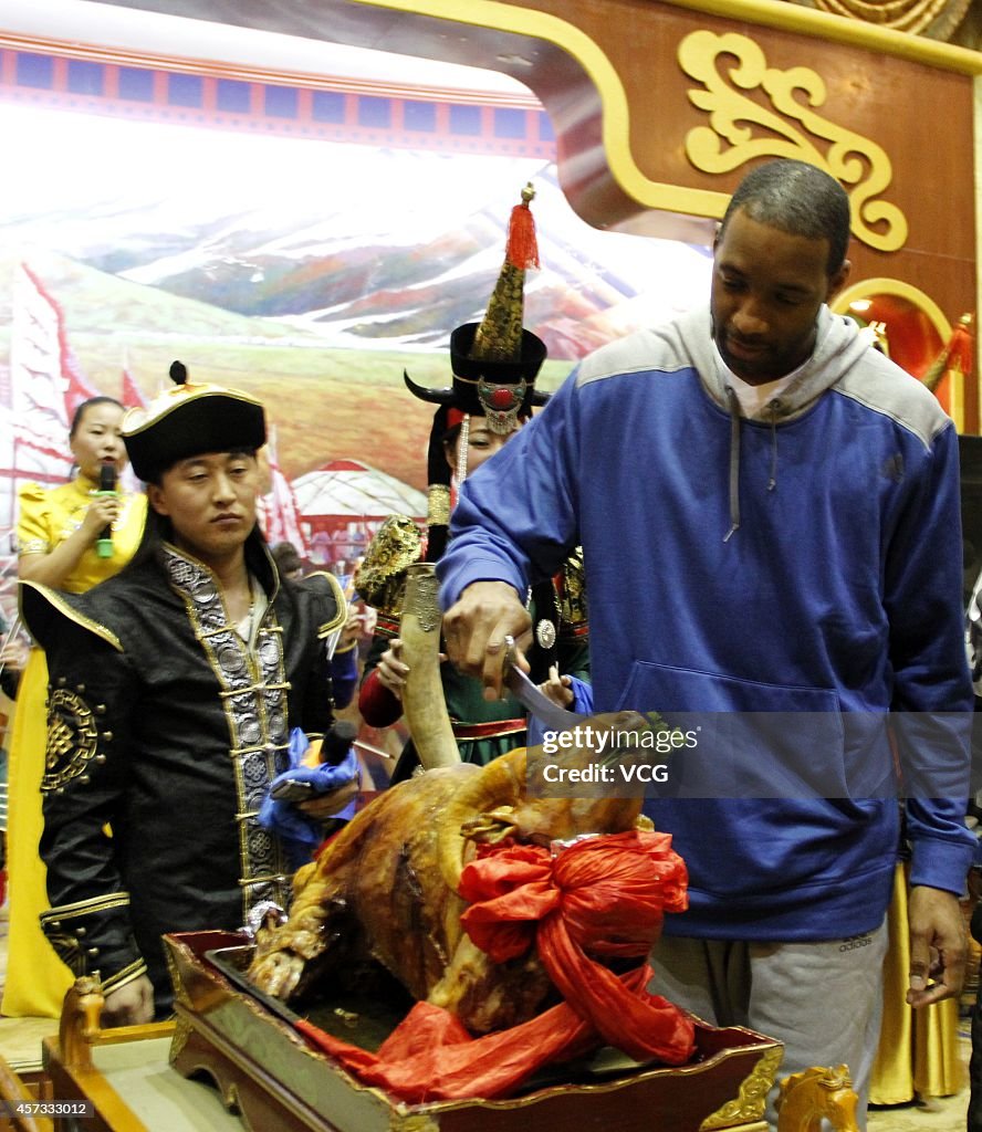 Tracy McGrady Tastes Mongolia Flavor In Hohhot