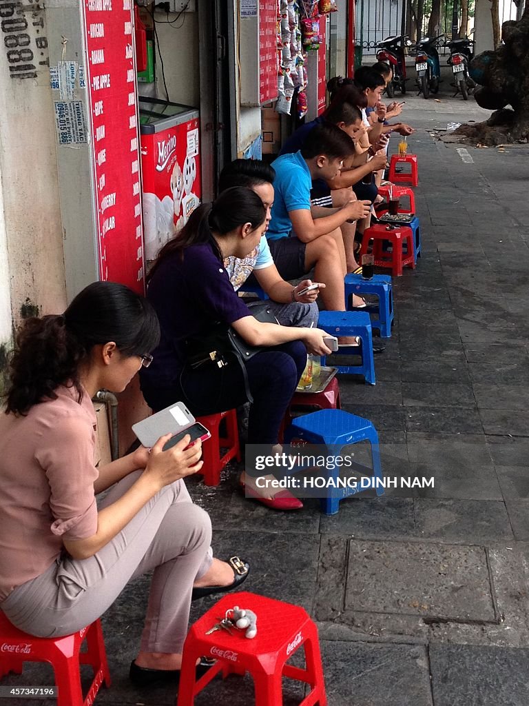 VIETNAM-LIFESTYLE-COFFEE-STREET