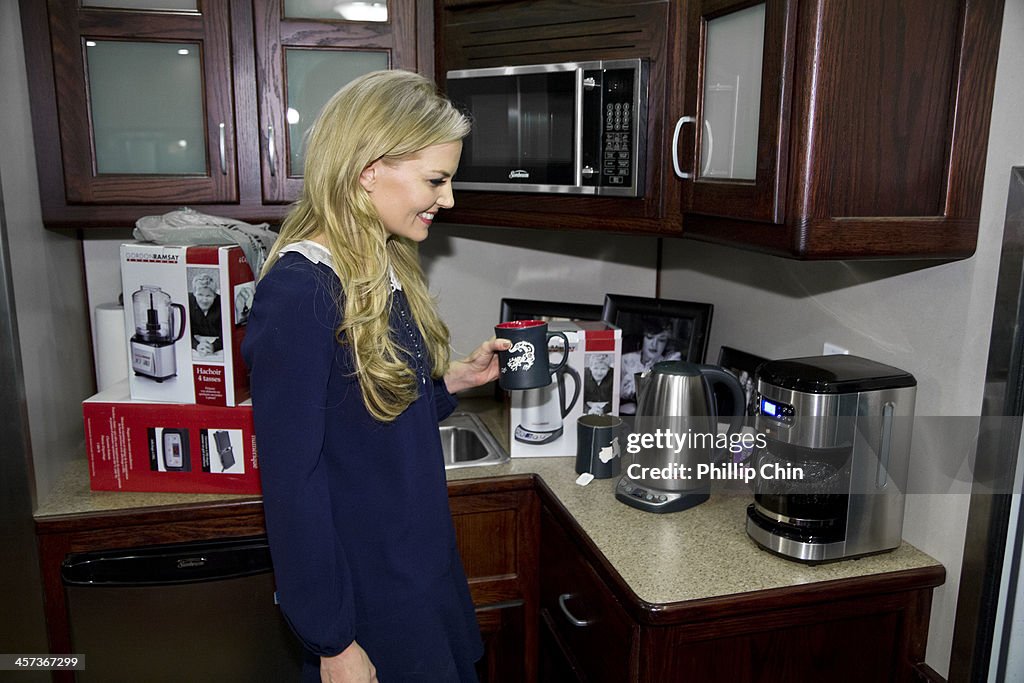Jennifer Morrison Relaxes On The Set of "Once Upon A Time", While Using Her Gordon Ramsay Everyday Kitchenware, Available Exclusively At Walmart Canada
