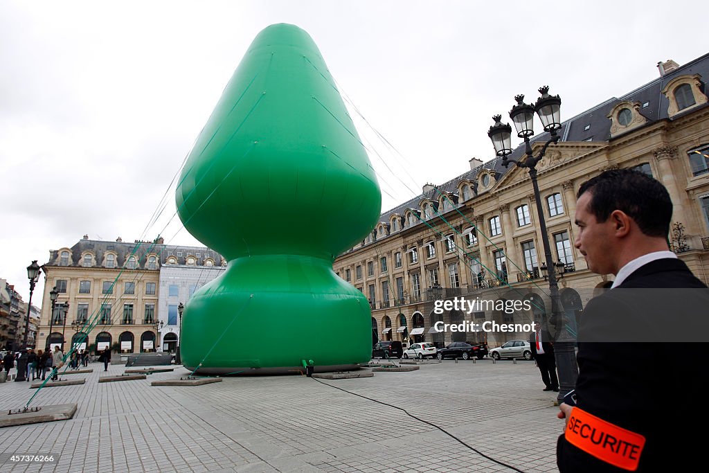 'Tree' By Paul McCarthy - Monumental Artwork At Place Vendome In Paris