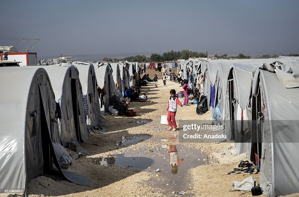 Syrian Kurds take shelter in Turkey