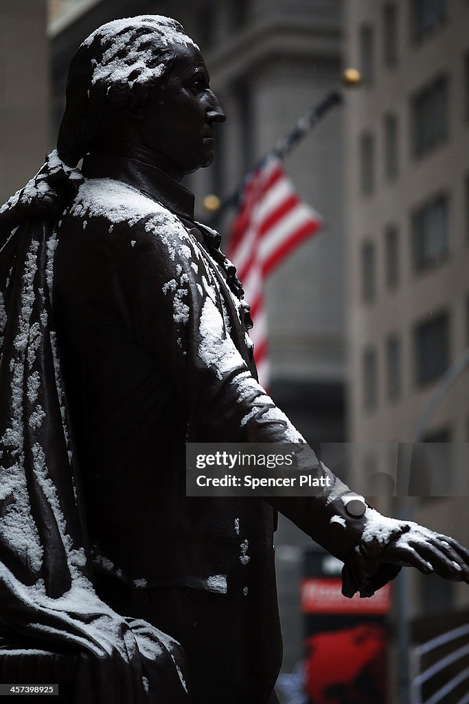 New York City Commuters Face Heavy Snow Fall